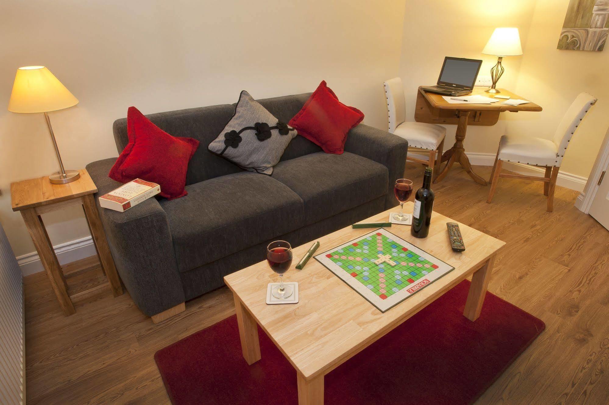 Peartree Serviced Apartments Salisbury Bagian luar foto