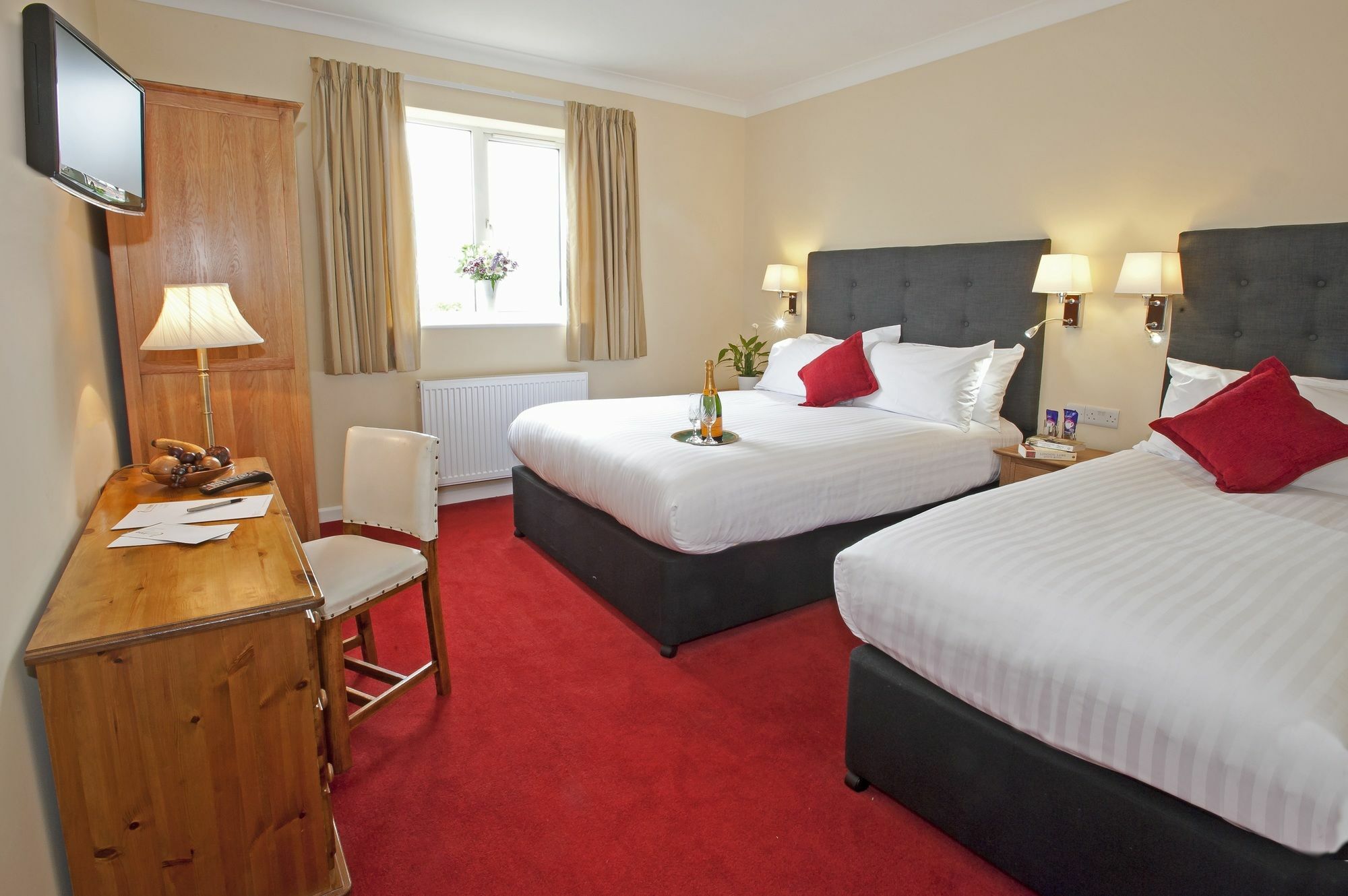 Peartree Serviced Apartments Salisbury Bagian luar foto